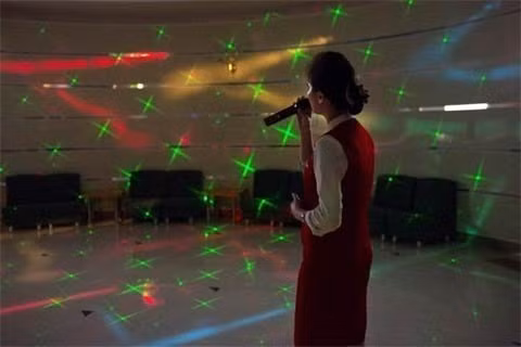 Một cô gái hát karaoke tại Khách sạn Hyangsan dưới chân Núi Myohyang ngày 23/2