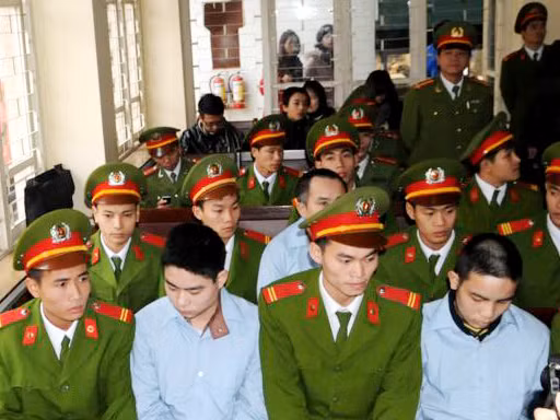 Gần 6h, công tác chuẩn bị cho phiên tòa được triển khai. Con đường dẫn đến tòa án được giăng dây thép gai và đặt biểm cấm. Nhiều người dân tỉnh Bắc Giang đến tòa án từ rất sớm Người nhà chủ tiệm vàng bên di ảnh của ba nạn nhân. Lê Văn Luyện được áp giải tới phiên tòa. Luyện bước xuống xe, được bảo vệ nghiêm ngặt. Bị cáo Luyện nhoài người ra sau tìm người thân. Các bị cáo tại phiên tòa (mặc áo xanh). Bố Luyện (bên trái) quay mặt sang nhìn con trai... Hàng trăm người dân tụ tập ngoài tòa án để theo dõi diễn biến phiên tòa.