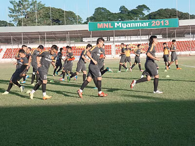 Các cầu thủ U23 Việt Nam có buổi tập đầu tiên trên đất Myanmar. ảnh: NP