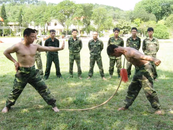 Tạ Phú Thắng (phải) luyện võ cùng đồng đội