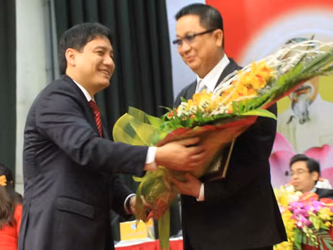 Bí thư thứ nhất Trung ương Đoàn Nguyễn Đắc Vinh (bên trái) trao tặng kỷ niệm chương Vì thế hệ trẻ cho ông Sooksunt Jiumjaiswanglerg. Ảnh: Tuấn Minh 