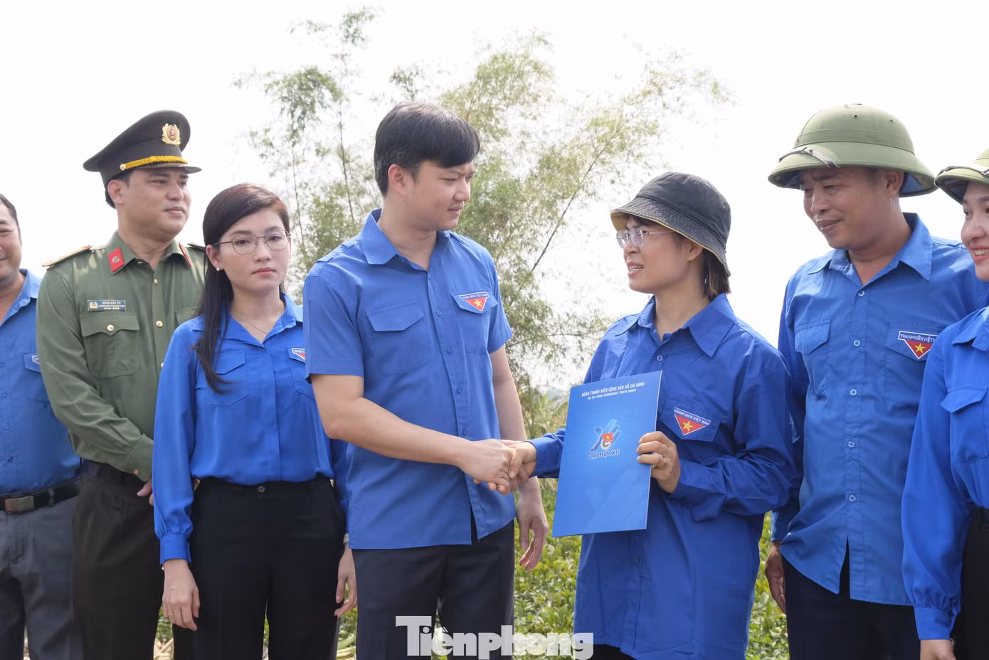 Đoàn công tác T.Ư Đoàn thăm, tặng quà đội hình tình nguyện tham gia khắc phục hậu quả sau mưa lũ trên hơn 10km đê bối bao quanh sông Lục và sông Bắc Hưng Hải. Ảnh: Châu Linh