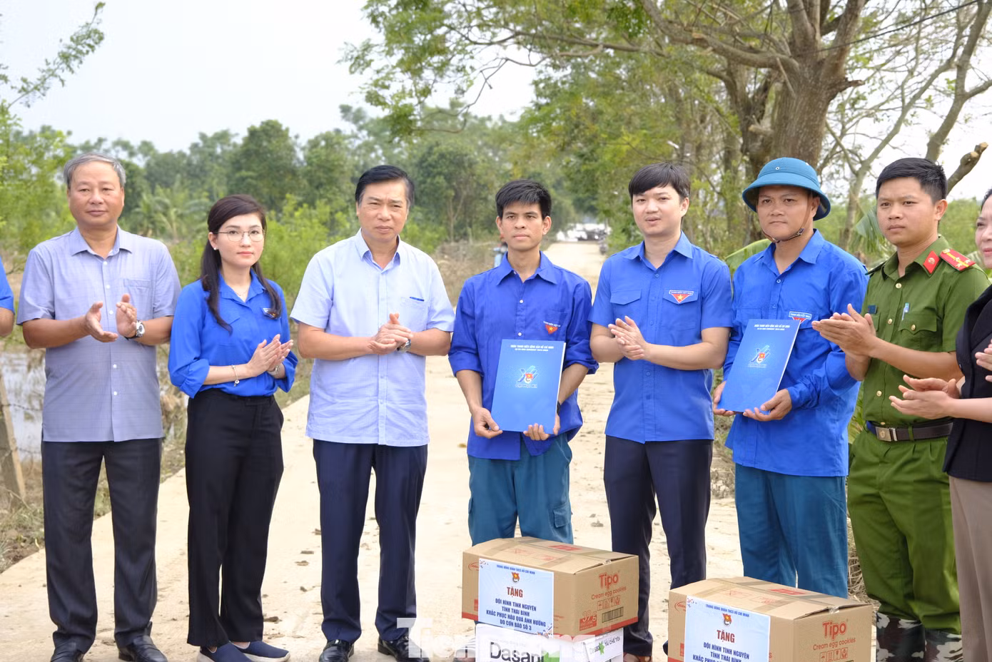 Đoàn công tác T.Ư Đoàn thăm, hỗ trợ kinh phí khắc phục sửa chữa do bị ảnh hưởng bởi mưa bão cho trường TH&amp;THCS Hồng Lý và tặng quà cho 20 hộ gia đình có hoàn cảnh khó khăn tại Làng chài Phú Chử (xã Việt Hùng, huyện Vũ Thư). Ảnh: Châu Linh