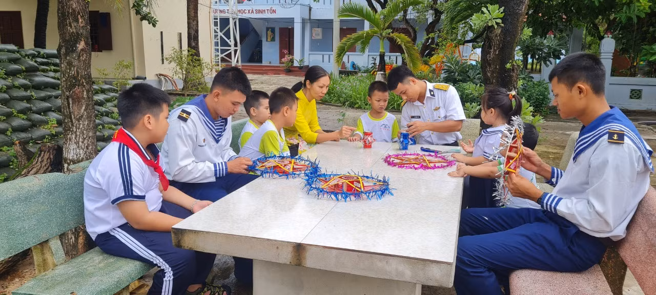Cán bộ, chiến sĩ cùng các hộ dân đảo Sinh Tồn làm công tác chuẩn bị cho đêm Trung thu.