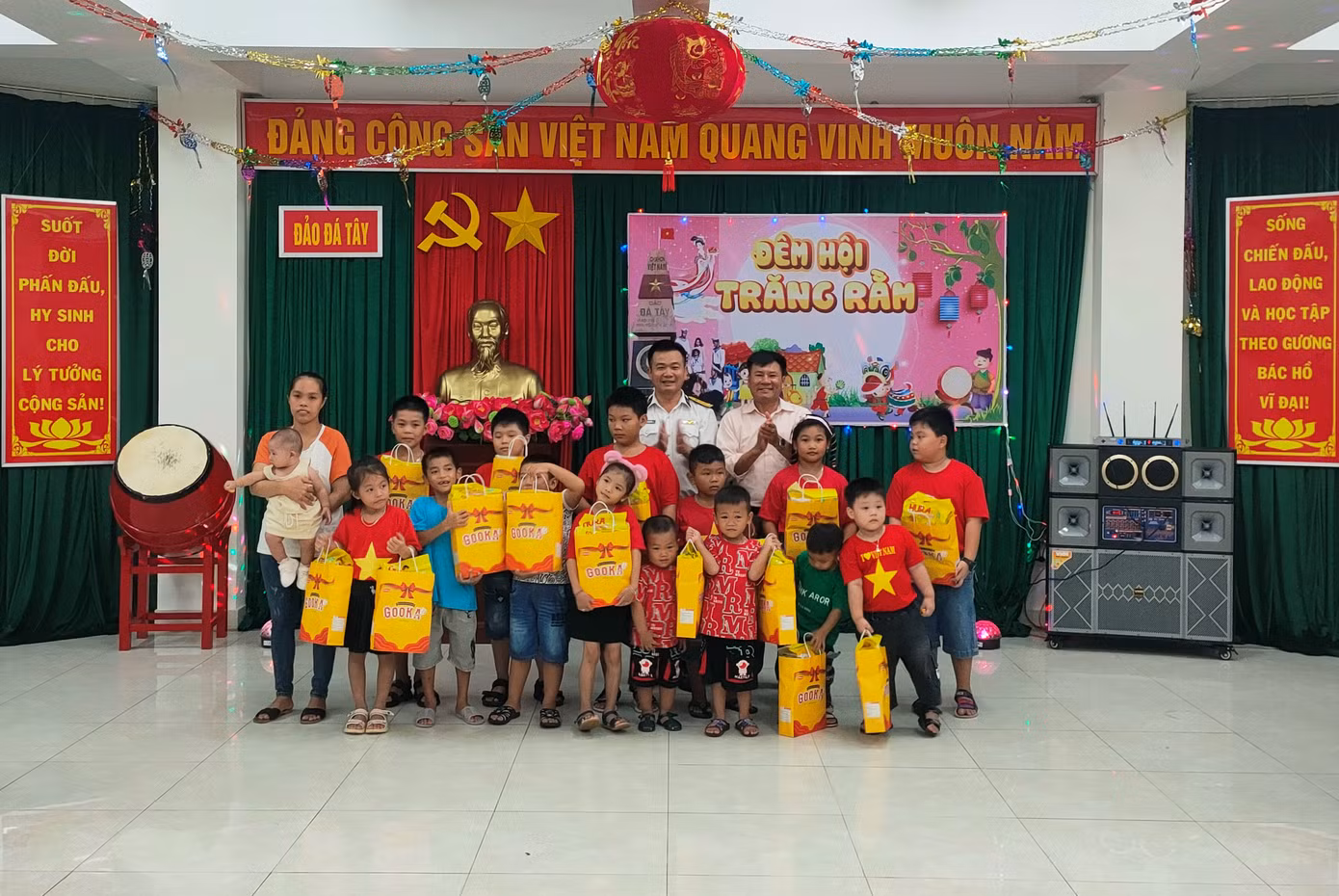 Lãnh đạo, chỉ huy đảo Đá Tây tặng quà cho các cháu thiếu nhi.