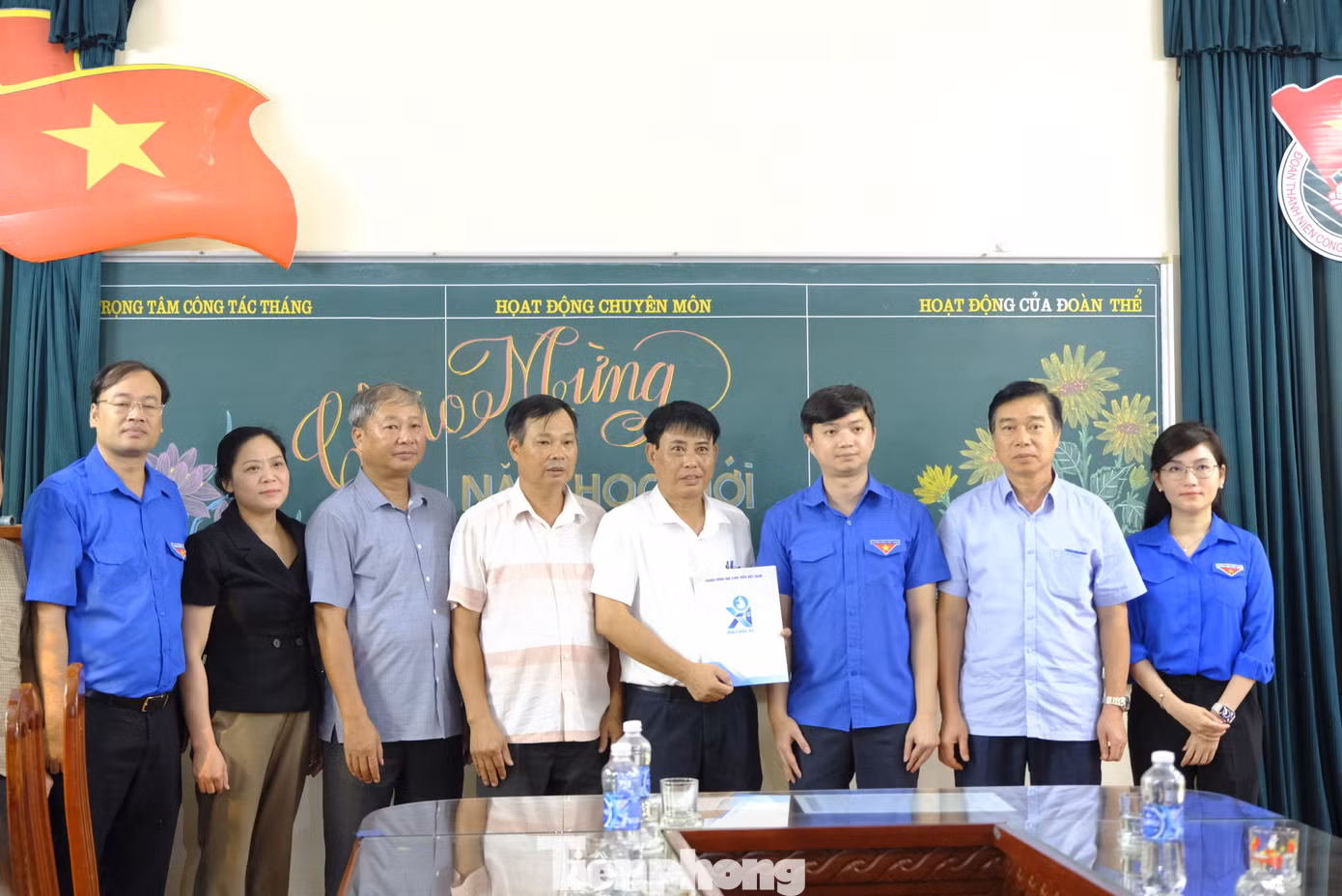 Đoàn công tác T.Ư Đoàn thăm, hỗ trợ kinh phí khắc phục sửa chữa do bị ảnh hưởng bởi mưa bão cho trường TH&amp;THCS Hồng Lý và tặng quà cho 20 hộ gia đình có hoàn cảnh khó khăn tại Làng chài Phú Chử (xã Việt Hùng, huyện Vũ Thư). Ảnh: Châu Linh