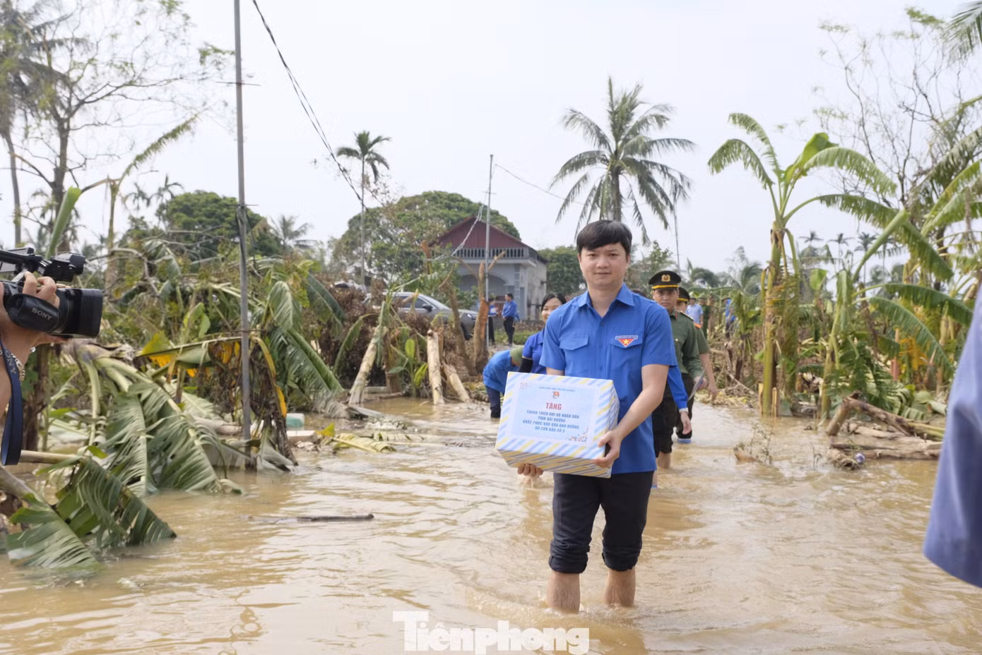 Anh Nguyễn Minh Triết - Bí thư T.Ư Đoàn, Chủ tịch T.Ư Hội SVVN dẫn đầu đoàn công tác đến thăm hỏi, trao quà tặng và hỗ trợ cho các hộ gia đình khó khăn tại xã Hà Thanh (huyện Tứ Kỳ, tỉnh Hải Dương). Ảnh: Châu Linh