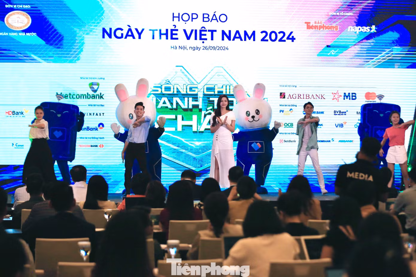 Đây là năm thứ 4 Ngày Thẻ Việt Nam được tổ chức nhằm hưởng ứng và góp phần hiện thực hóa các mục tiêu của Chính phủ, Ngân hàng Nhà nước về đề án không dùng tiền mặt, chương trình chuyển đổi số quốc gia. Ảnh: Hồng Vĩnh