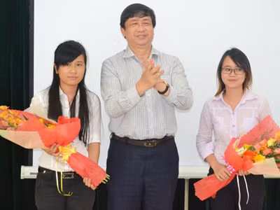 Những học viên trong dự án rất được thành phố quan tâm (trong ảnh là ông Bùi Văn Tiếng - Trưởng ban Tổ chức Thành ủy Đà Nẵng tặng hoa cho một số nhân tài). ẢNH: NGUYỄN HUY