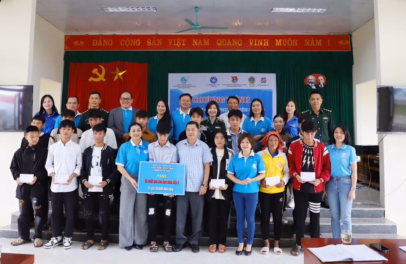 Trao tặng 15 suất học bổng cho học sinh cấp 3 có hoàn cảnh khó khăn