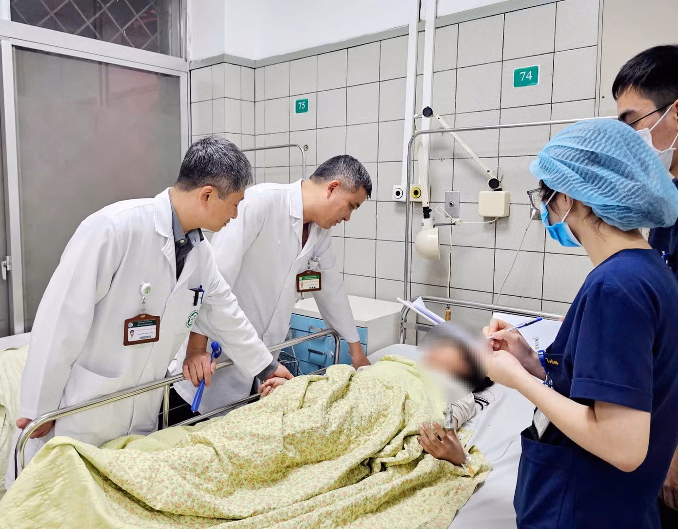 TS Nguyễn Trung Nguyên và các y bác sĩ thăm khám cho bệnh nhi ngộ độc thuốc diệt chuột
