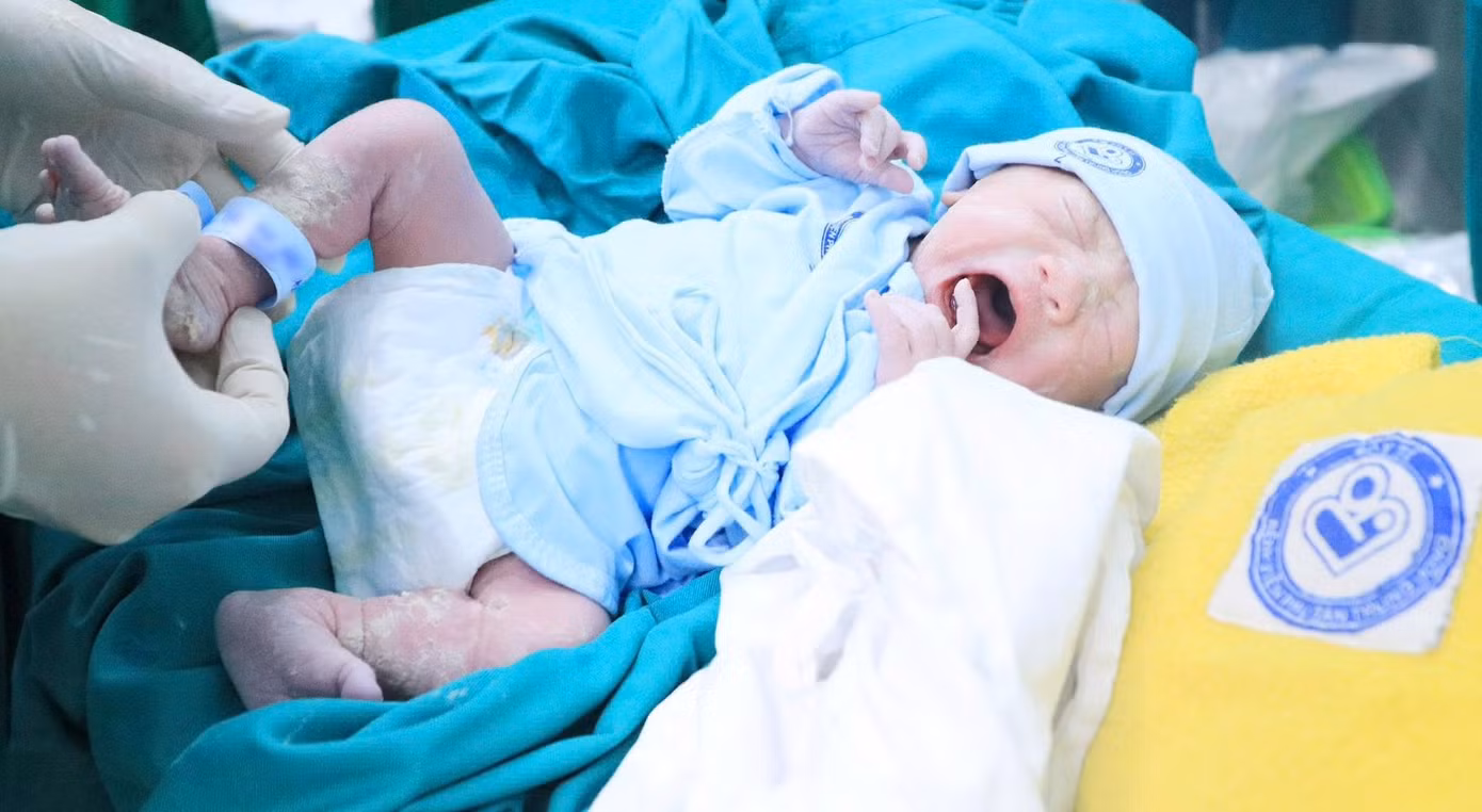 Em bé chào đời mạnh khỏe sau những nỗ lực cấp cứu của bác sĩ 2 bệnh viện tuyến đầu.