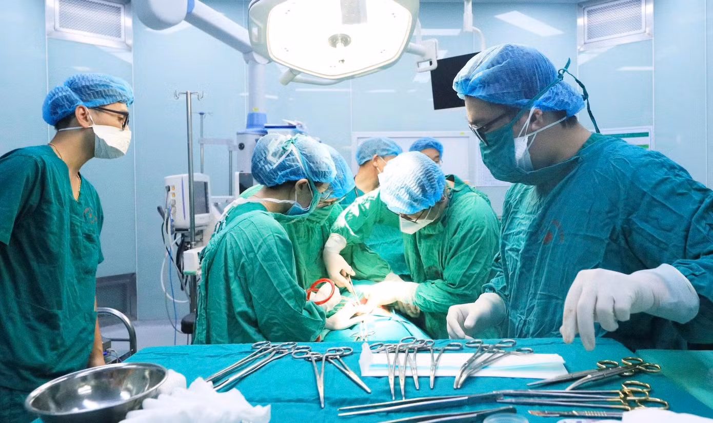 Các bác sĩ thực hiện ca mổ lấy thai nhi.