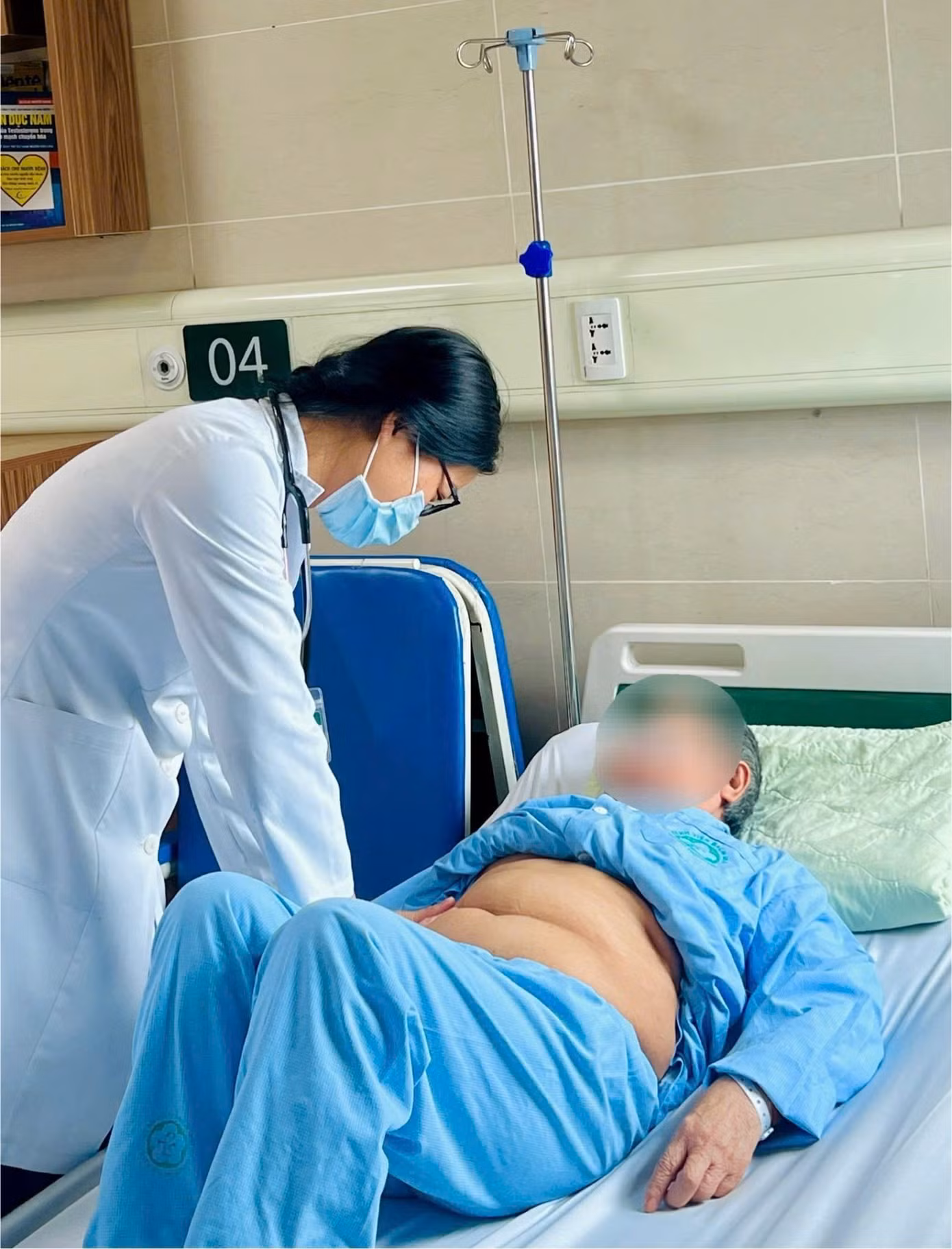 PGS.TS Phạm Cẩm Phương, Giám đốc Trung tâm Y học hạt nhân và Ung bướu (Bệnh viện Bạch Mai) khám cho bệnh nhân ung thư. PGS.TS Phạm Cẩm Phương, Giám đốc Trung tâm Y học hạt nhân và Ung bướu (Bệnh viện Bạch Mai) khám cho bệnh nhân ung thư.