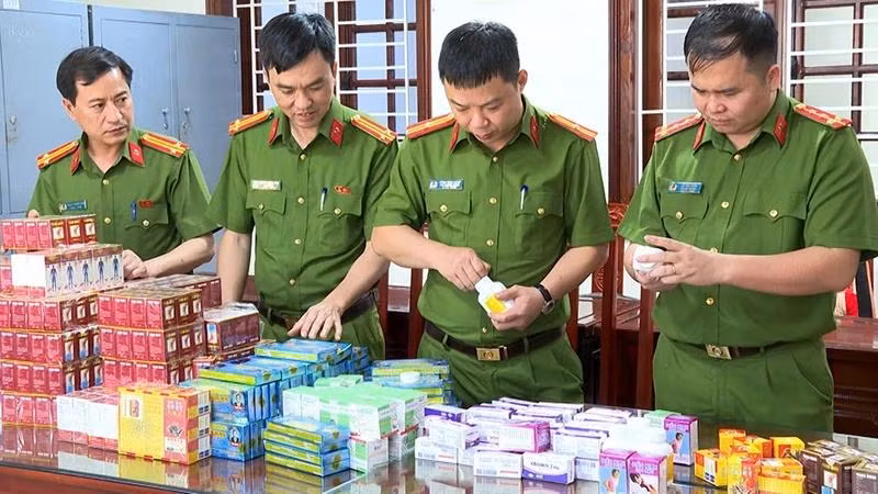 Công an thu hồi thuốc giả.