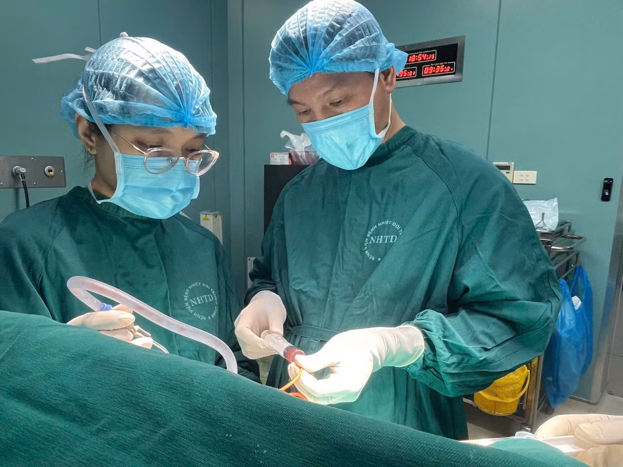 Trong lúc phẫu thuật, bệnh nhân vẫn tỉnh táo, nói chuyện được.