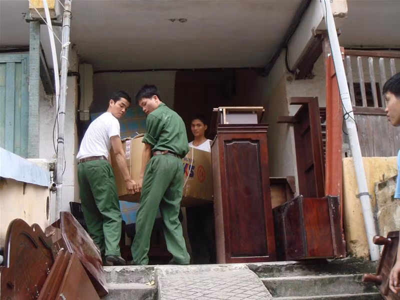 Thu dọn chăn màn đến nơi ở mới Cùng giúp dân chuyển đồ Hạ biển để chuyển đến nhà mới Chất đồ đến nhà mới Cháu bé mệt quá ngủ thiếp trên tay bà trong khi đợi chuyển nhà Thu dọn chăn màn đến nơi ở mới Cùng giúp dân chuyển đồ Hạ biển để chuyển đến nhà mới Chất đồ đến nhà mới Cháu bé mệt quá ngủ thiếp trên tay bà trong khi đợi chuyển nhà