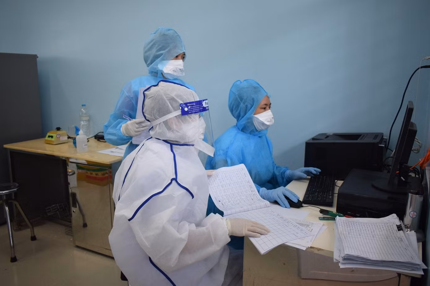 Lực lượng y tế Phú Yên phải làm việc xuyên đêm để có kết quả xét nghiệm. Ảnh CDC Phú Yên Lực lượng y tế Phú Yên phải làm việc xuyên đêm để có kết quả xét nghiệm. Ảnh CDC Phú Yên