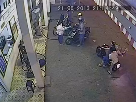 Cháu trai đã mang vào cây xăng cất. Tuy nhiên, sau đó, người mẹ lại bảo cháu mang về