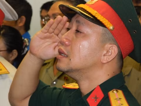 Trung úy Nguyễn Trung Học chào vĩnh biệt đại tướng Võ Nguyên Giáp từ TPHCM. Ảnh: Huy Thịnh - Trọng Thịnh 