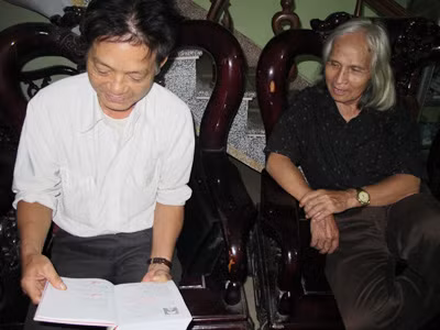 Ông Bùi Quốc Chiến đọc thơ cho bạn thơ thưởng thức
