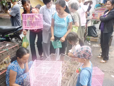 Tấp nập dịch vụ ăn theo lễ chùa Ảnh: L.N