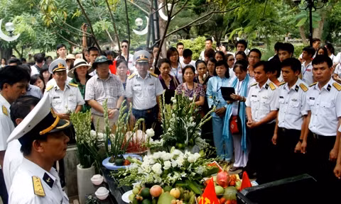 Đoàn viếng thăm mộ anh hùng liệt sĩ Võ Thị Sáu tại nghĩa trang Hàng Dương