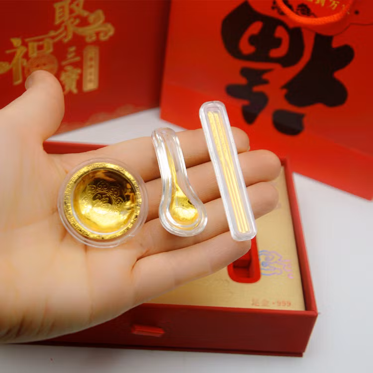 Đi kèm mâm vàng còn có bát vàng, thìa vàng, đũa vàng - đảm bảo no ấm cả năm (FB: Thần tài 2023) .