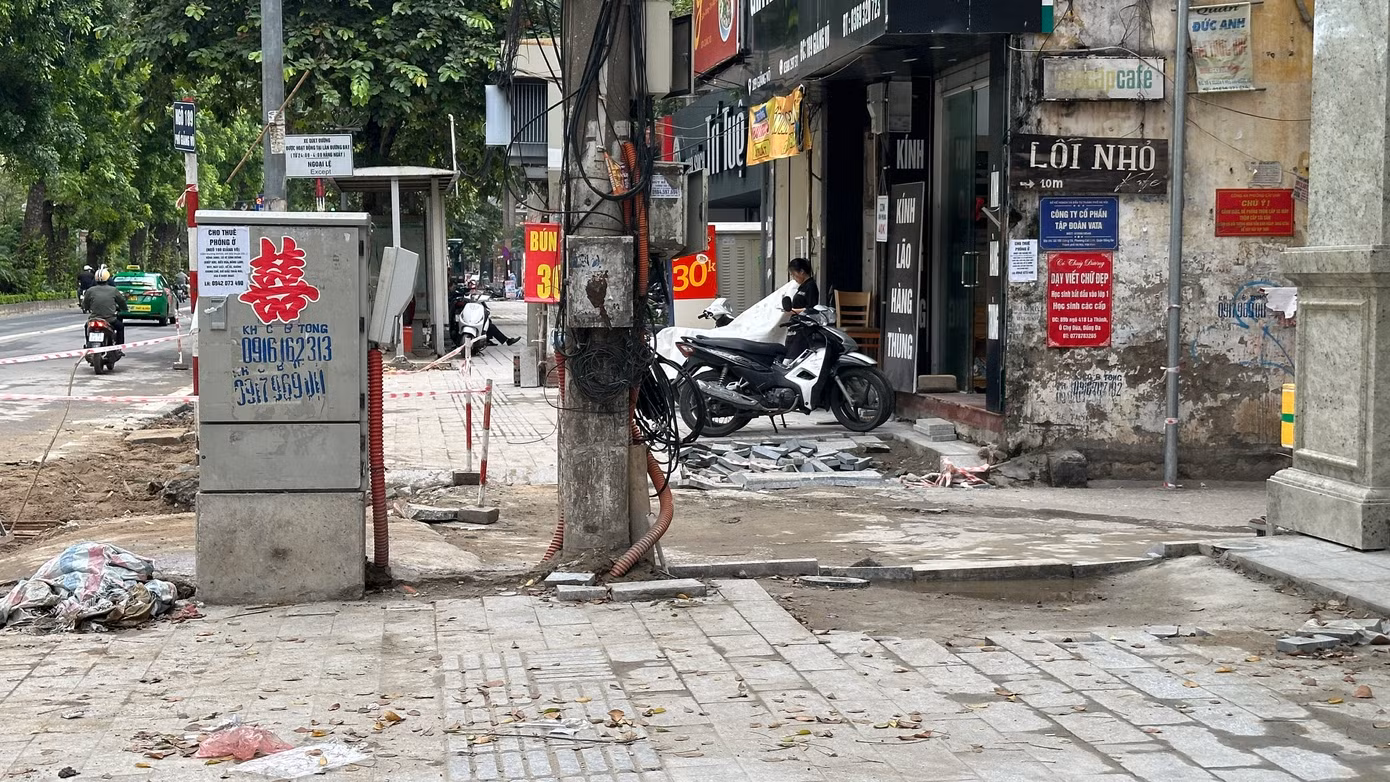 Tuy nhiên, tuyến phố vẫn còn trụ điện, trạm biến áp và dây cáp viễn thông chưa được hạ ngầm.