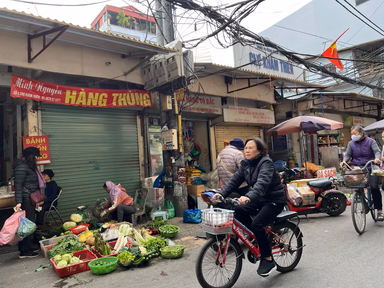 Bên trong chợ Khâm Thiên ế ẩm, trong khi chợ cóc bên ngoài tấp nập người mua bán