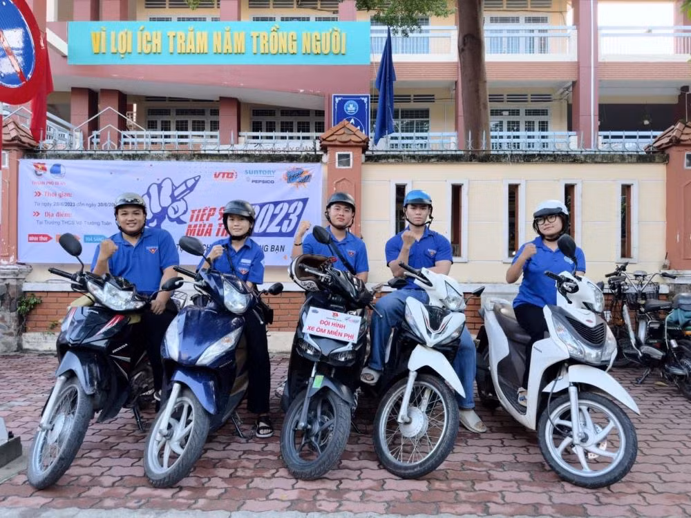 Đội xe ôm tình nguyện sẵn sàng phục vụ thí sinh