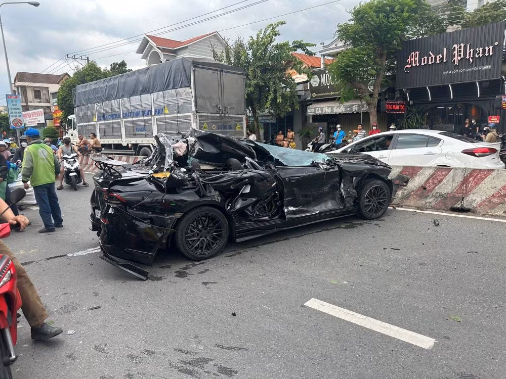 Ô tô biến dạng sau tai nạn