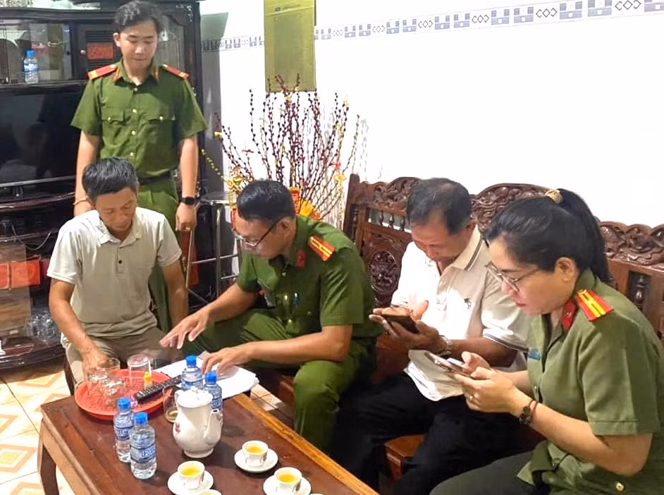 Công an đến tận nhà hướng dẫn người dân cài đặt và kích hoạt ứng dụng VNeID, dịch vụ công trực tuyến Công an đến tận nhà hướng dẫn người dân cài đặt và kích hoạt ứng dụng VNeID, dịch vụ công trực tuyến