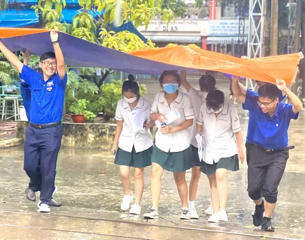 Tình nguyện viên hết mình vì thí sinh