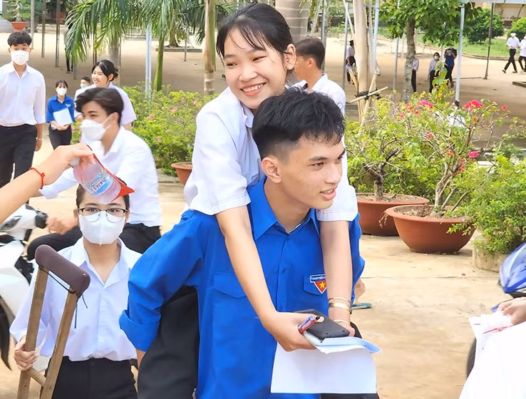 Tình nguyện viên hỗ trợ thí sinh Ngô Hồ Băng Băng đến phòng thi