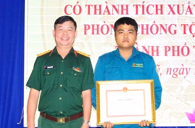Thượng tá Lê Thanh Phương, Phó Chủ nhiệm Chính trị Bộ CHQS tỉnh Bình Dương trao giấy khen đột xuất cho chiến sĩ Nguyễn Hoàng Duy Nam Thượng tá Lê Thanh Phương, Phó Chủ nhiệm Chính trị Bộ CHQS tỉnh Bình Dương trao giấy khen đột xuất cho chiến sĩ Nguyễn Hoàng Duy Nam
