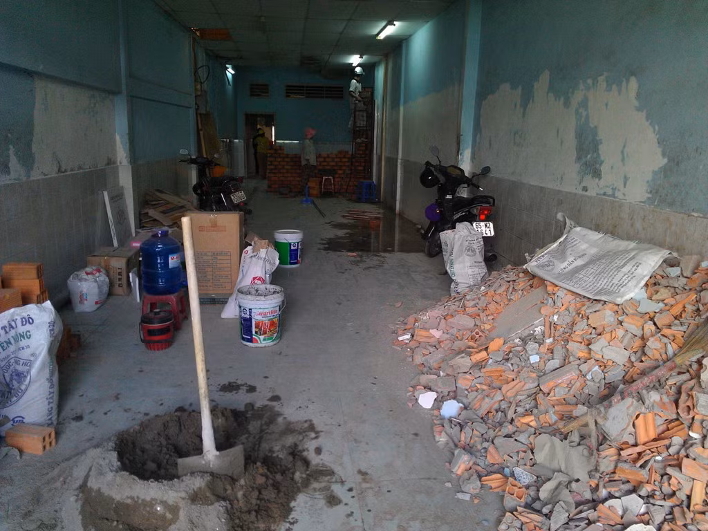Căn nhà số 230 đường CMT8 nơi chiếc xe tải đâm vào đang trong giai đoạn sửa chữa