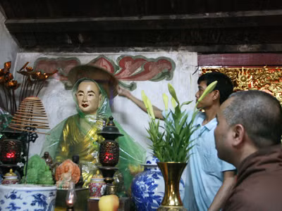 Tượng Phật đội nón mặc áo mưa khi trời mưa tại chùa Diên Hựu . Tượng Phật đội nón mặc áo mưa khi trời mưa tại chùa Diên Hựu
