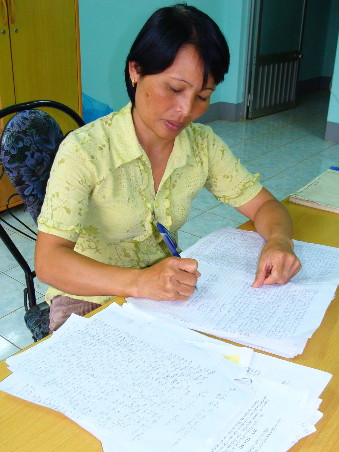 Chị Lê Thị Oanh, một nạn nhân viết đơn tố cáo hành vi lừa đảo của cò Hoa từ nhiều tháng nay nhưng không nhận được hồi âm