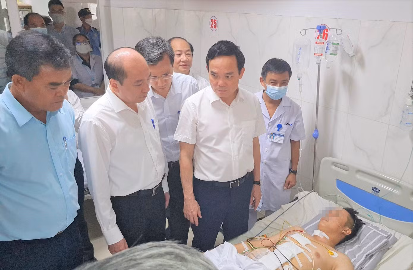 Phó Thủ tướng thăm hỏi, động viên hai chiến sĩ bị thương đang điều trị ở Bệnh viện đa khoa vùng Tây Nguyên.