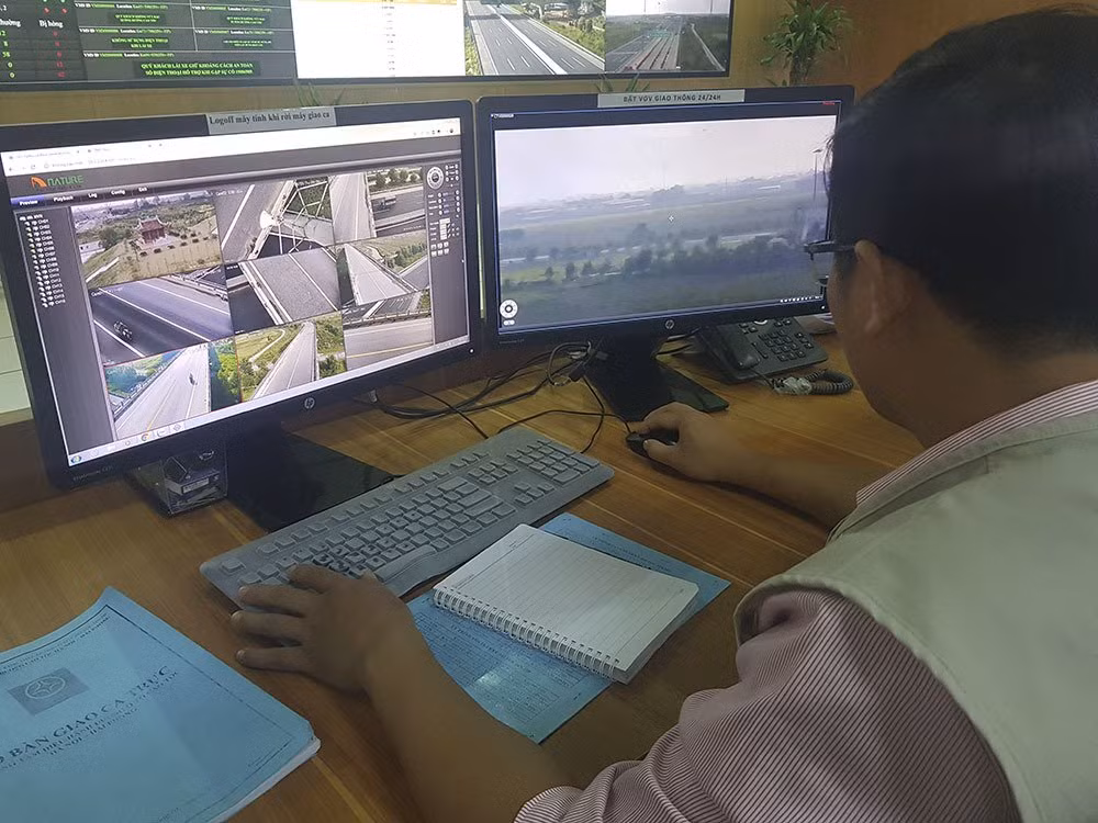 Xe 45 chỗ lật trên cao tốc Hà Nội-Hải Phòng, nhiều người nhập viện ảnh 1