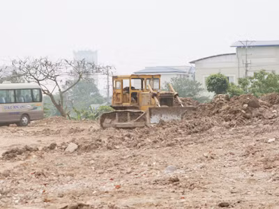 Chiếc xe treo biển Linh Hải, đổ phế thải vào khu vực nghĩa trang