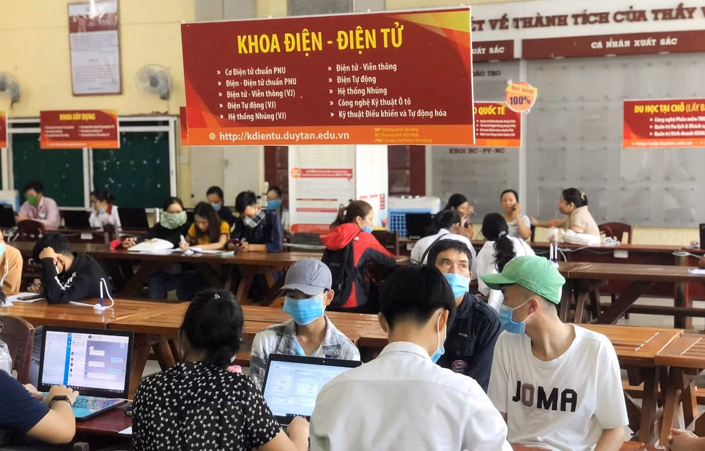 Sinh viên trường ĐH Duy Tân học tại trường trước thời điểm giãn cách xã hội. Sinh viên trường ĐH Duy Tân học tại trường trước thời điểm giãn cách xã hội.