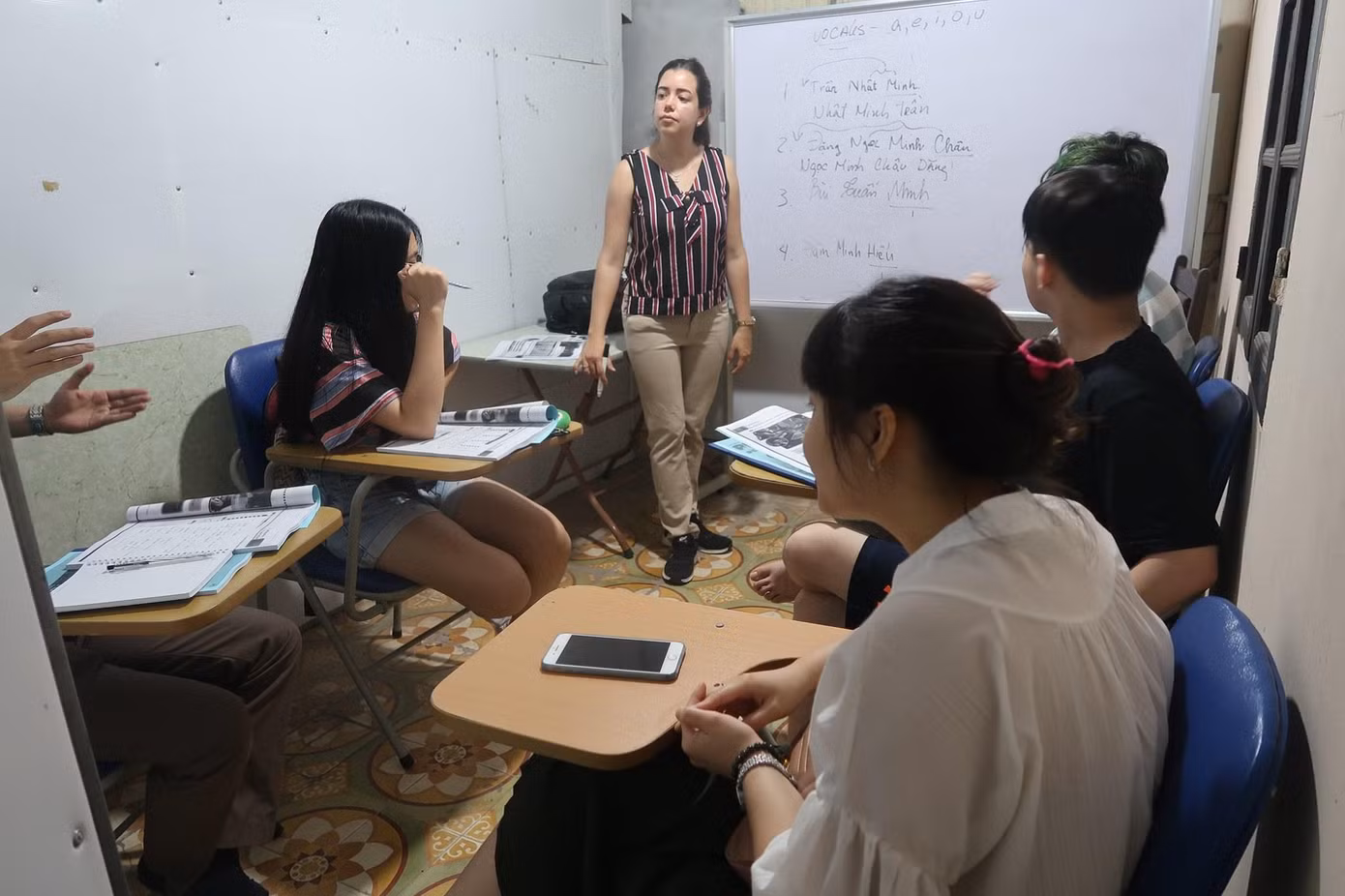 Một buổi học tiếng Tây Ban Nha do giáo viên bản xứ giảng dạy.