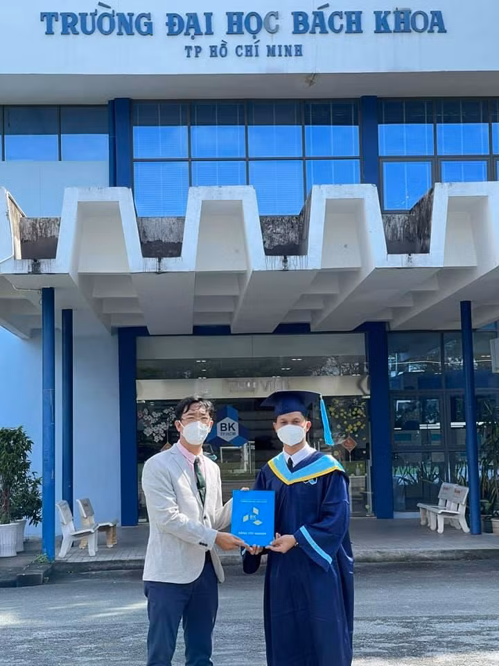 Sinh viên Kho Khorn được nhận bằng tốt nghiệp sớm. Sinh viên Kho Khorn được nhận bằng tốt nghiệp sớm.