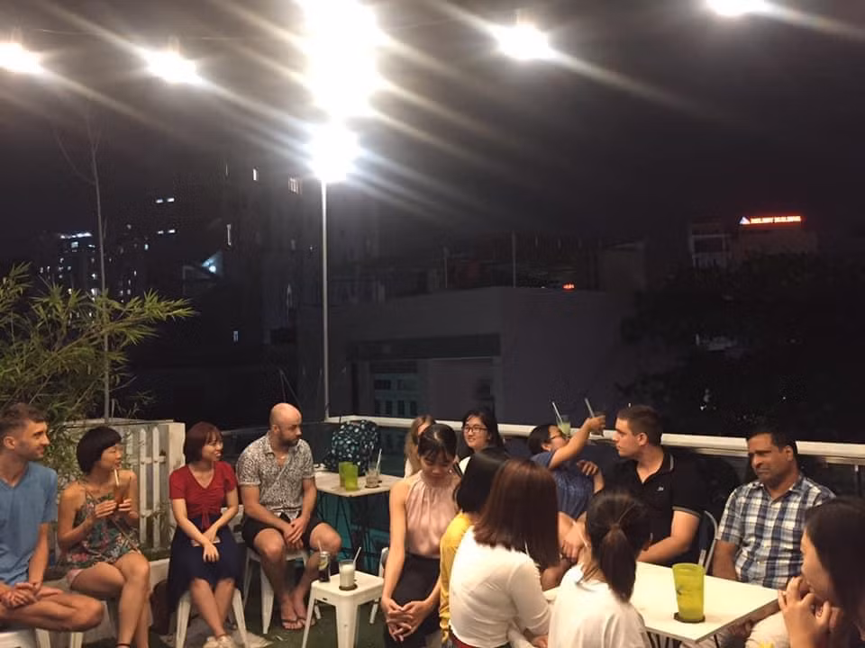 Bạn trẻ học ngoại ngữ 'hiếm' trong một buổi giao lưu thực hành tiếng Tây Ban Nha và Đức với người bản xứ.