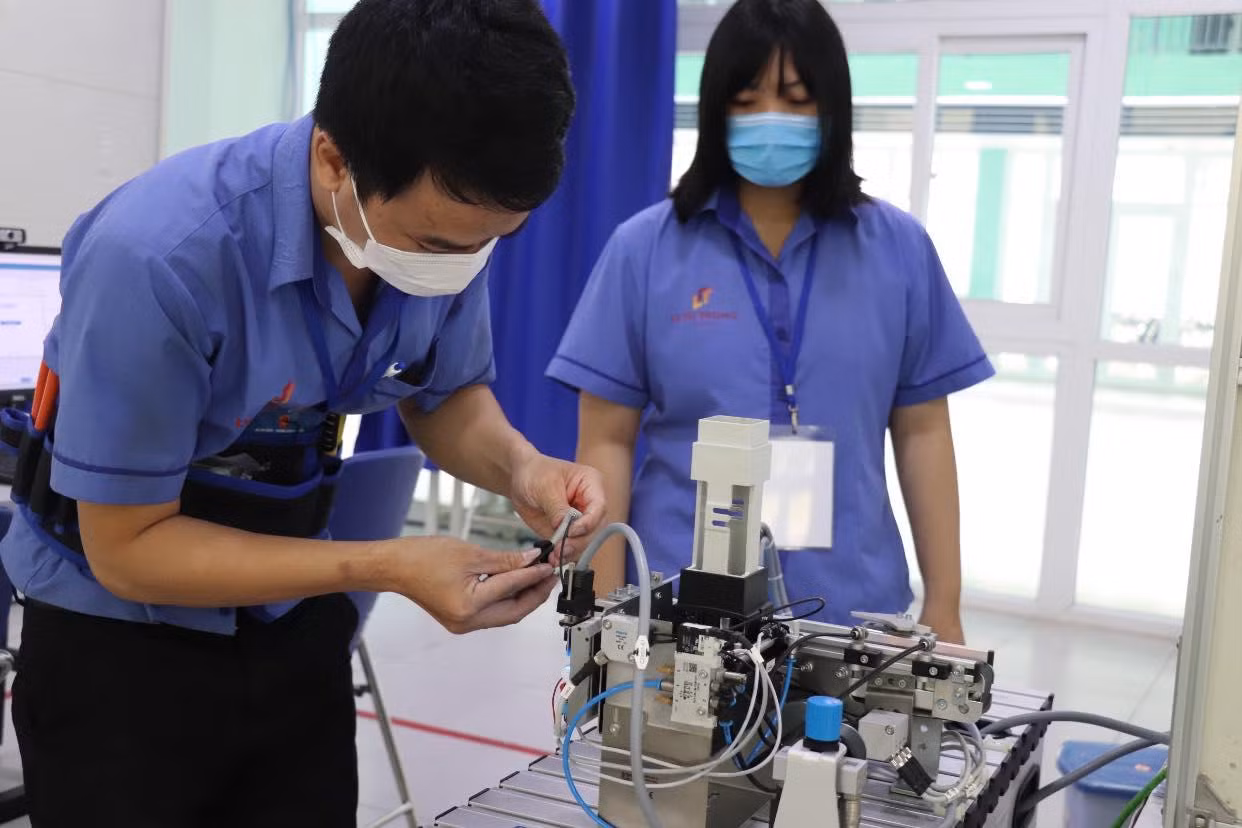 Sinh viên thi Kỹ năng nghề quốc gia lần thứ XII ngày 2/12/2021 tại đơn vị trường CĐ Lý Tự Trọng.