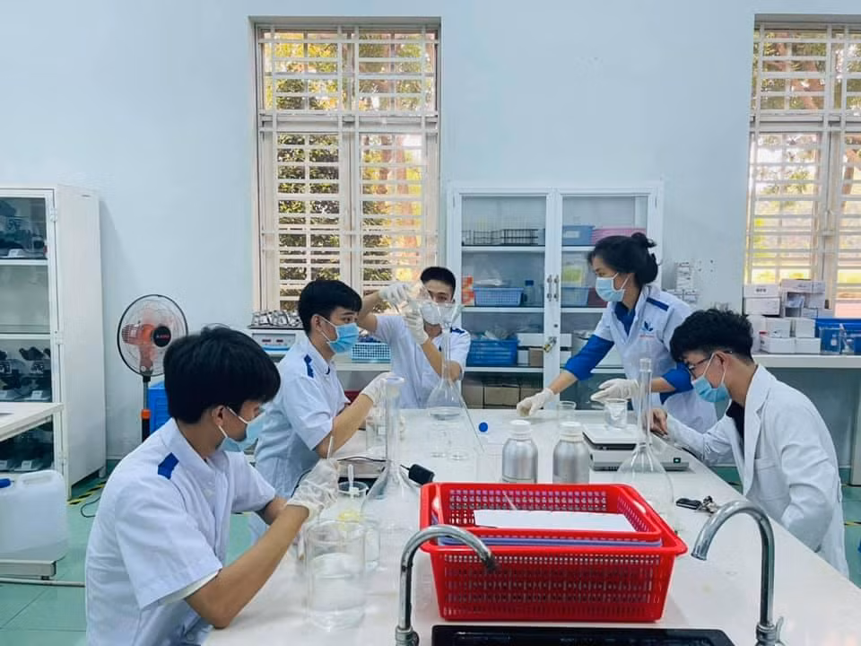 Sinh viên trường ĐH Công nghệ Miền Đông sản xuất nước rửa tay sát khuẩn tặng người dân trên địa bàn tỉnh Đồng Nai. Sinh viên trường ĐH Công nghệ Miền Đông sản xuất nước rửa tay sát khuẩn tặng người dân trên địa bàn tỉnh Đồng Nai.