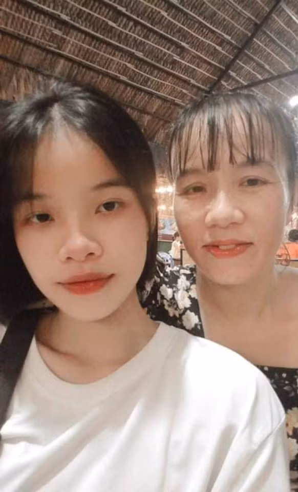 Phạm Yến Nhi và người mẹ dũng cảm cứu sống học sinh. Ảnh: ĐH Đông Á