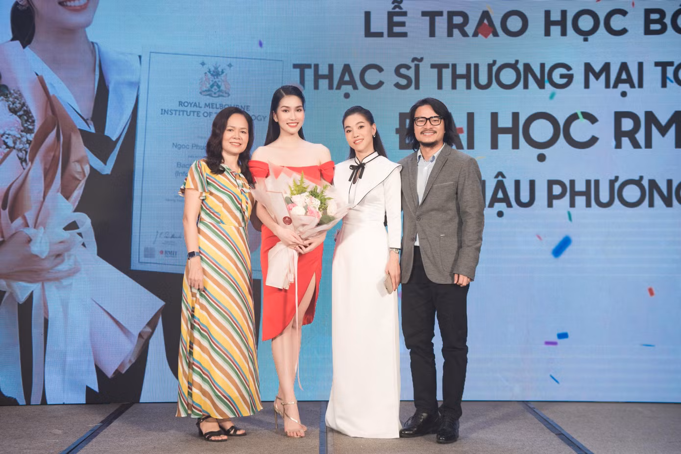 Mẹ Phương Anh đến chúc mừng con gái tại lễ trao học bổng.